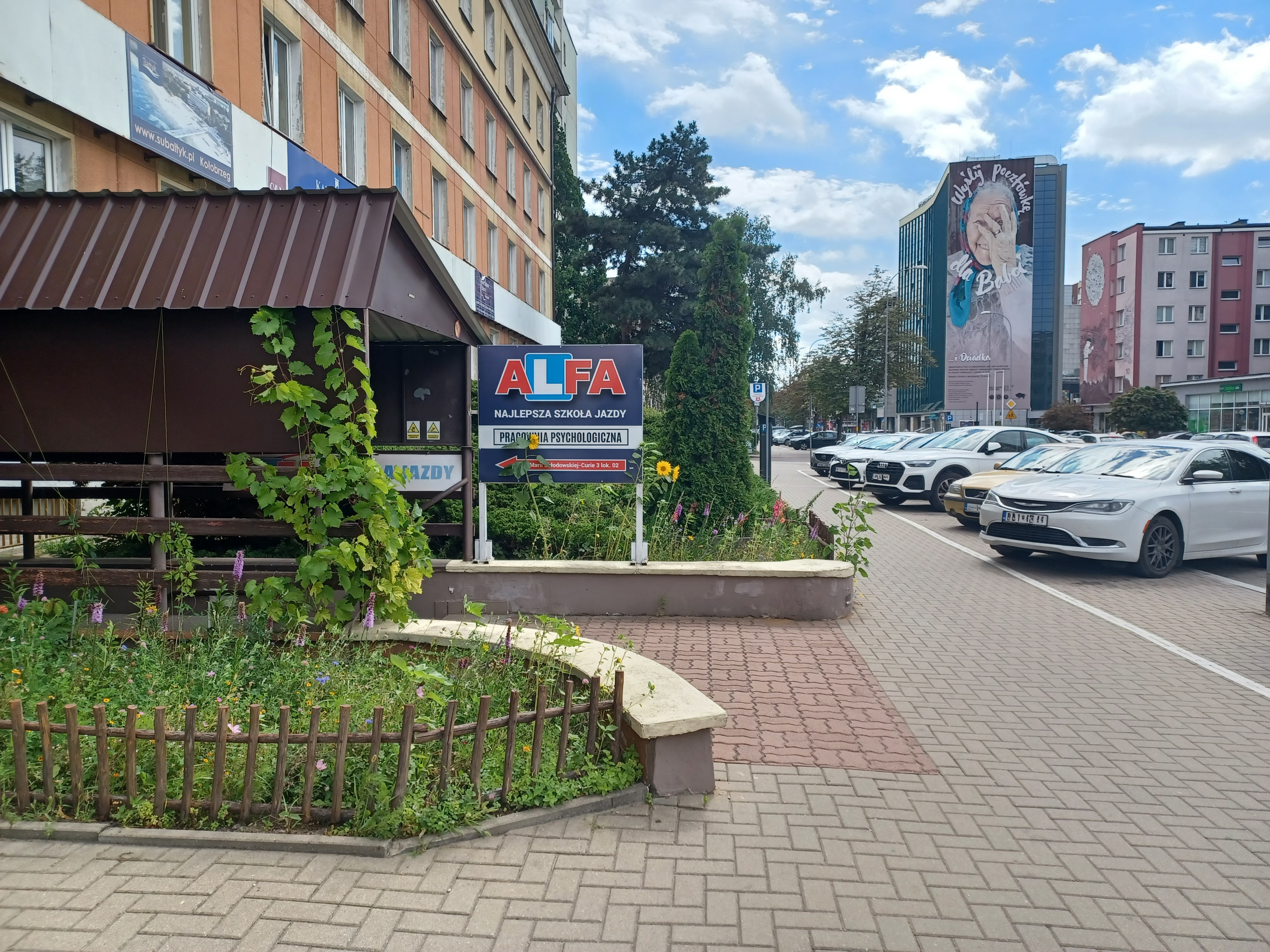 wejście do budynku wejście do budynku
